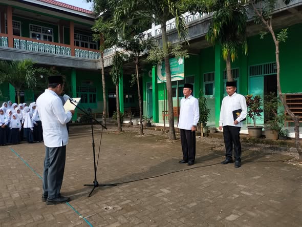 Peringatan Hari Guru Nasional: Guru Mengambil Peran Sebagai Petugas Upacara