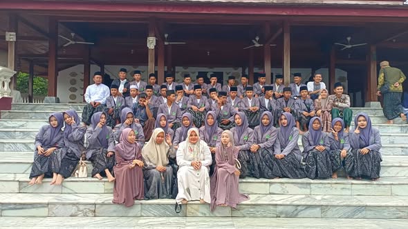 MTs Nurul Burhan Blingoh Gelar Giat Ziarah Wali dan Masyayikh bagi Siswa Kelas 9